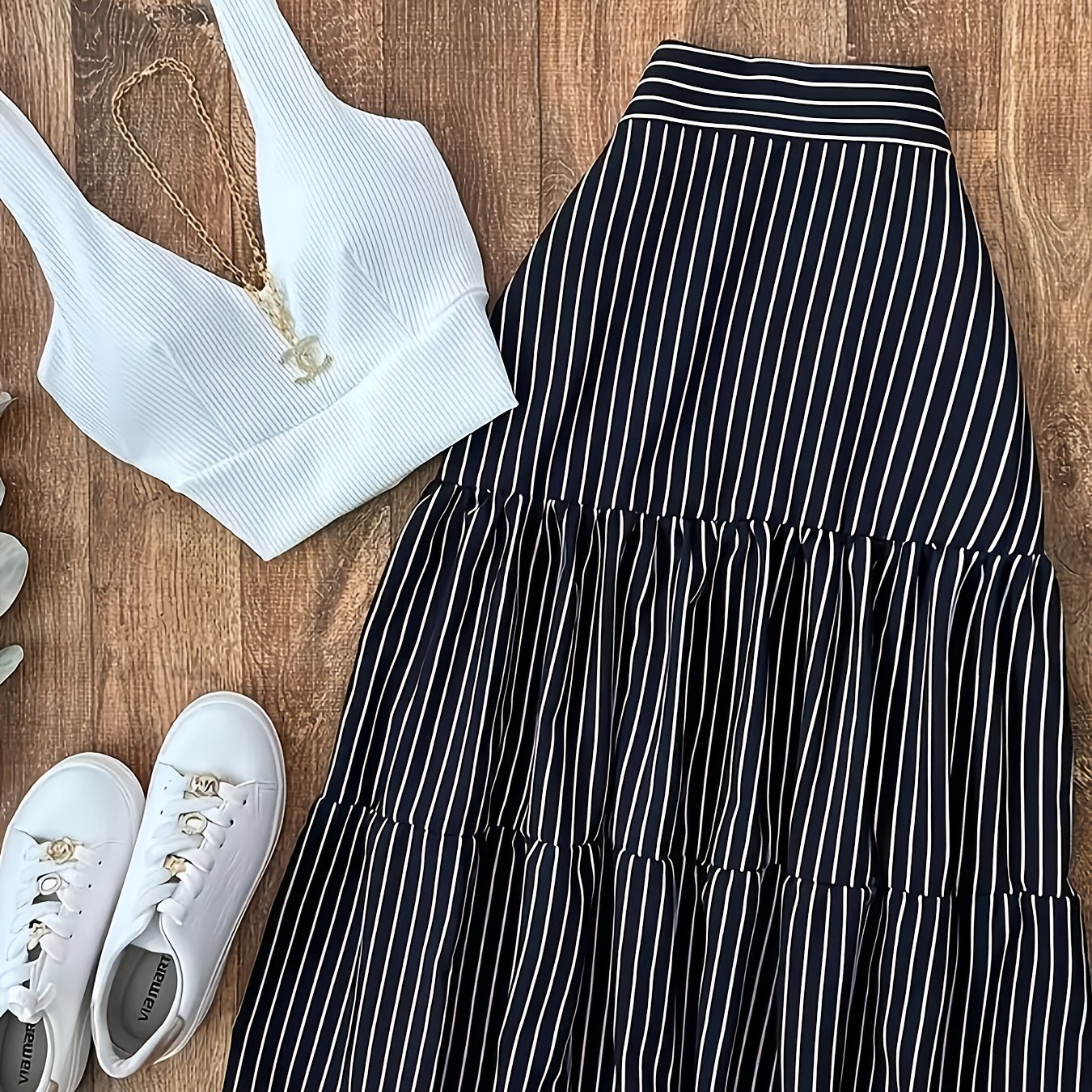 Damen Resort Style Zweiteiler – Elegantes Top und Gestreifter Maxirock für Urlaubslooks