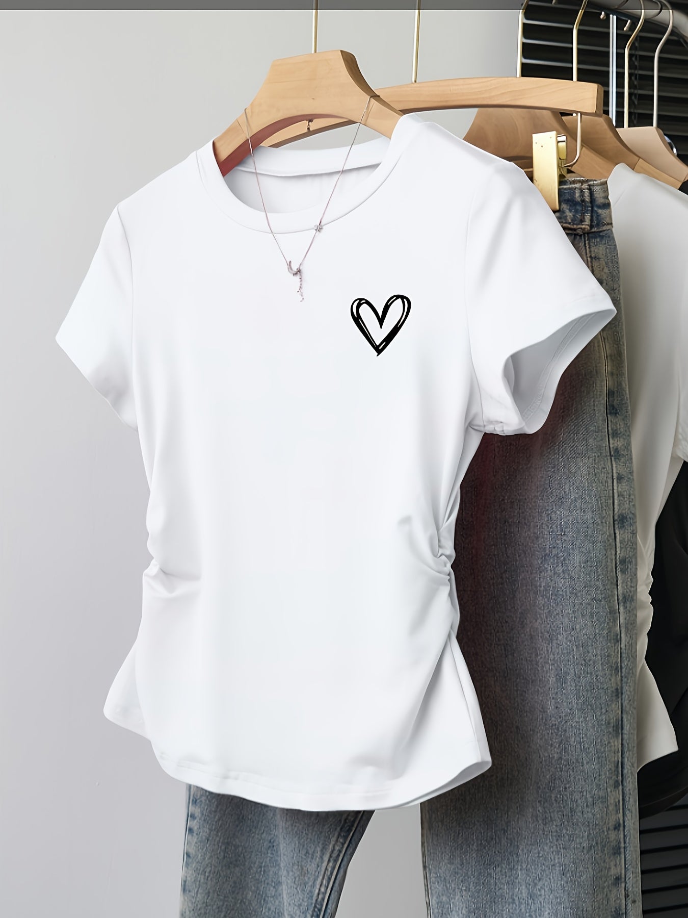 Damen T-Shirt mit Herz-Print und modernem Schnitt – Ideal für Freizeit und Alltag
