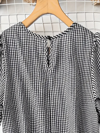 Damen Sommer Casual Gingham Bluse mit Jeansshorts – Modischer Freizeit-Look für den Garten oder Alltag