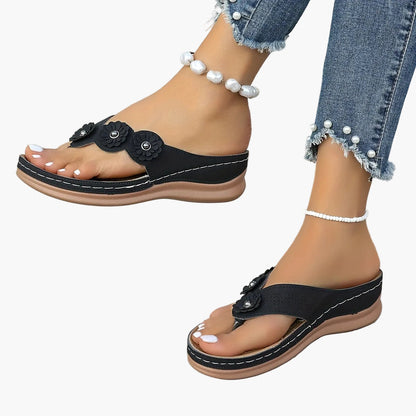 Damen Casual Zehentrenner Sandalen mit Keilabsatz und Blumenapplikation – Bequeme Sommerschuhe für Freizeit