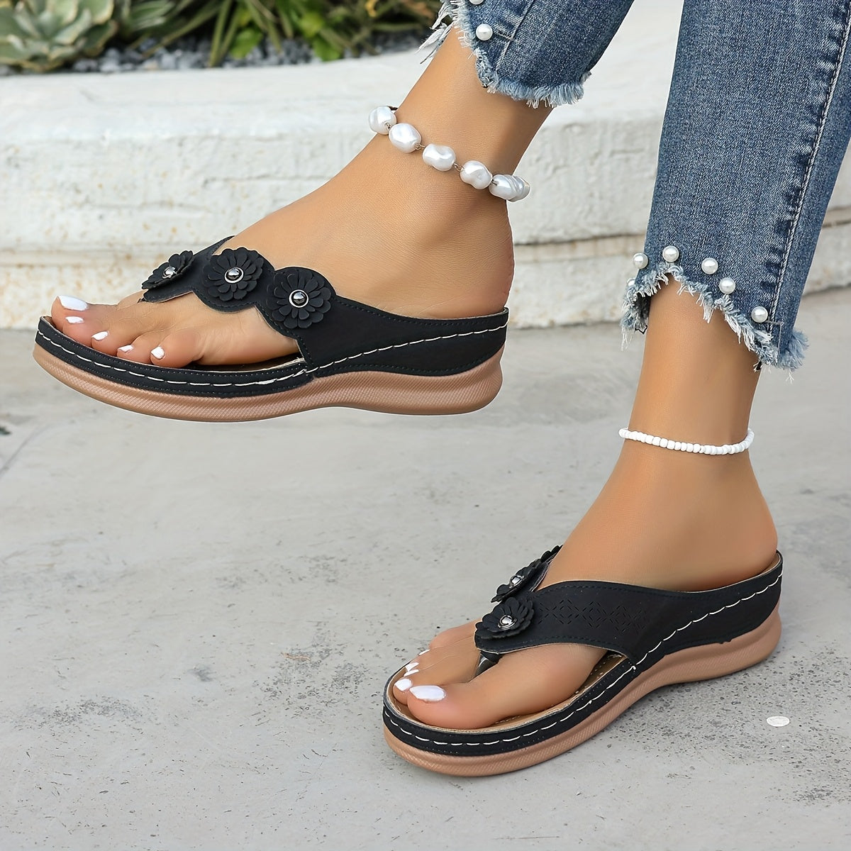 Damen Casual Zehentrenner Sandalen mit Keilabsatz und Blumenapplikation – Bequeme Sommerschuhe für Freizeit