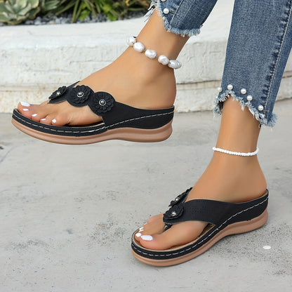Damen Casual Zehentrenner Sandalen mit Keilabsatz und Blumenapplikation – Bequeme Sommerschuhe für Freizeit