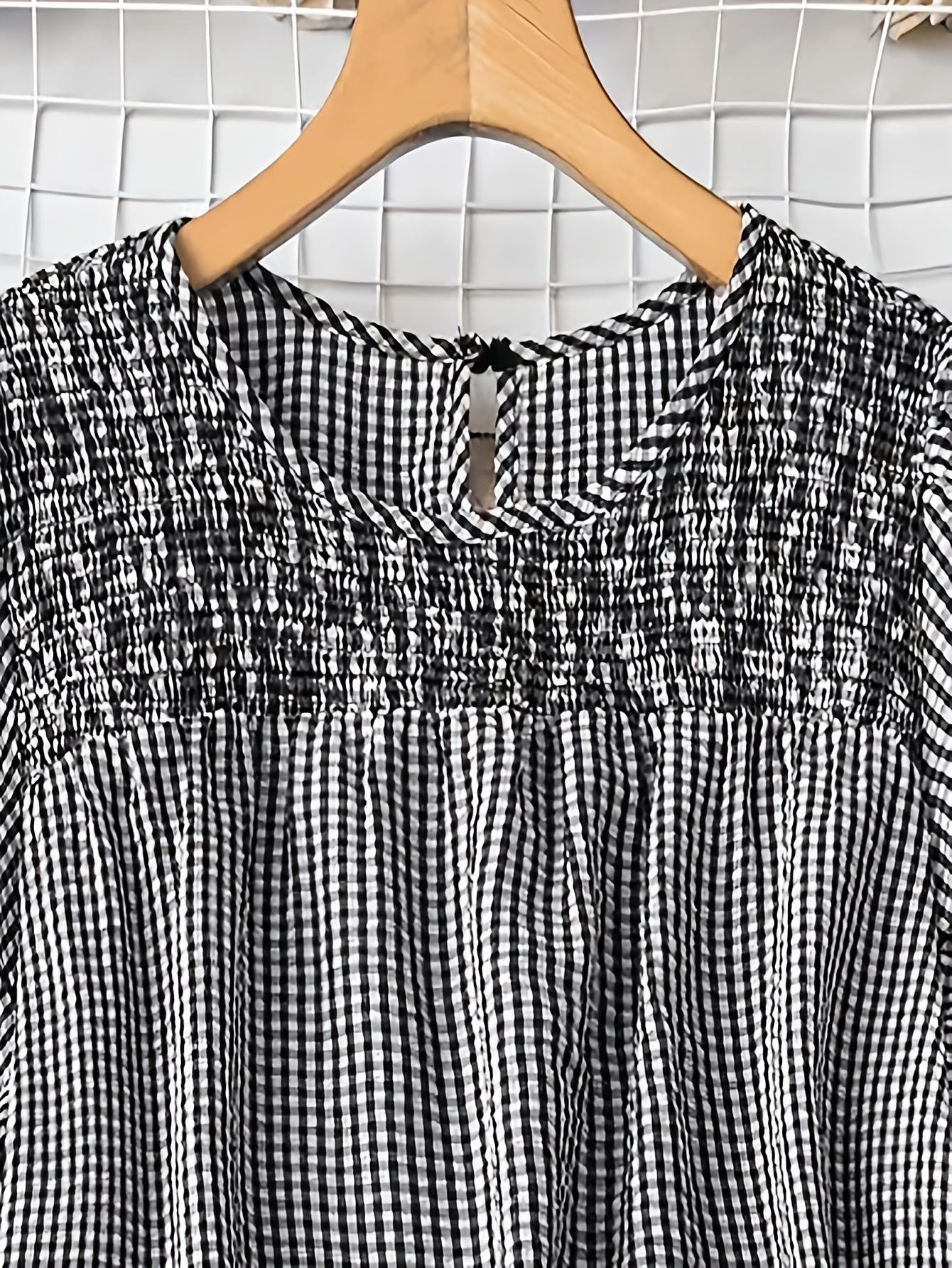 Damen Sommer Casual Gingham Bluse mit Jeansshorts – Modischer Freizeit-Look für den Garten oder Alltag