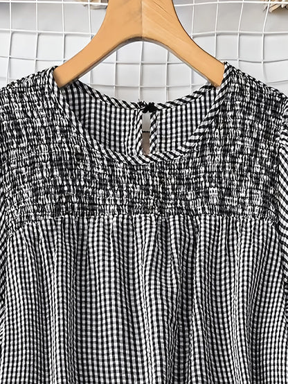 Damen Sommer Casual Gingham Bluse mit Jeansshorts – Modischer Freizeit-Look für den Garten oder Alltag