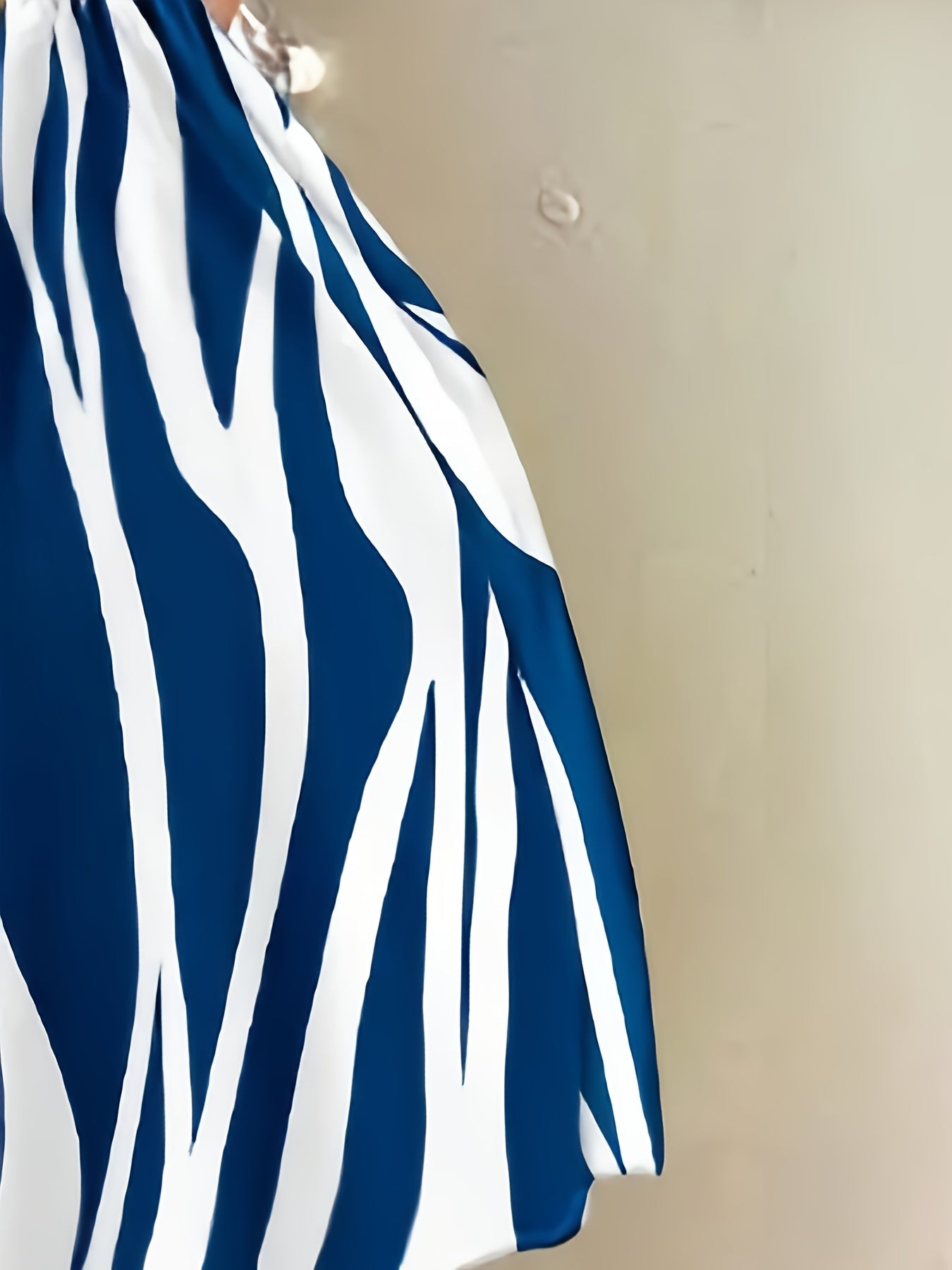 Damen Mini Kleid mit abstraktem Muster und offenem Rücken – Modisches Strand- und Freizeitkleid