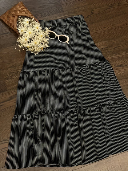 Damen Resort Style Zweiteiler – Elegantes Top und Gestreifter Maxirock für Urlaubslooks