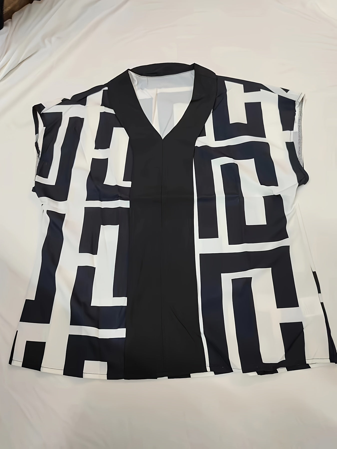 Damen Bluse mit modernem Grafikmuster und V-Ausschnitt für Büro und Freizeit