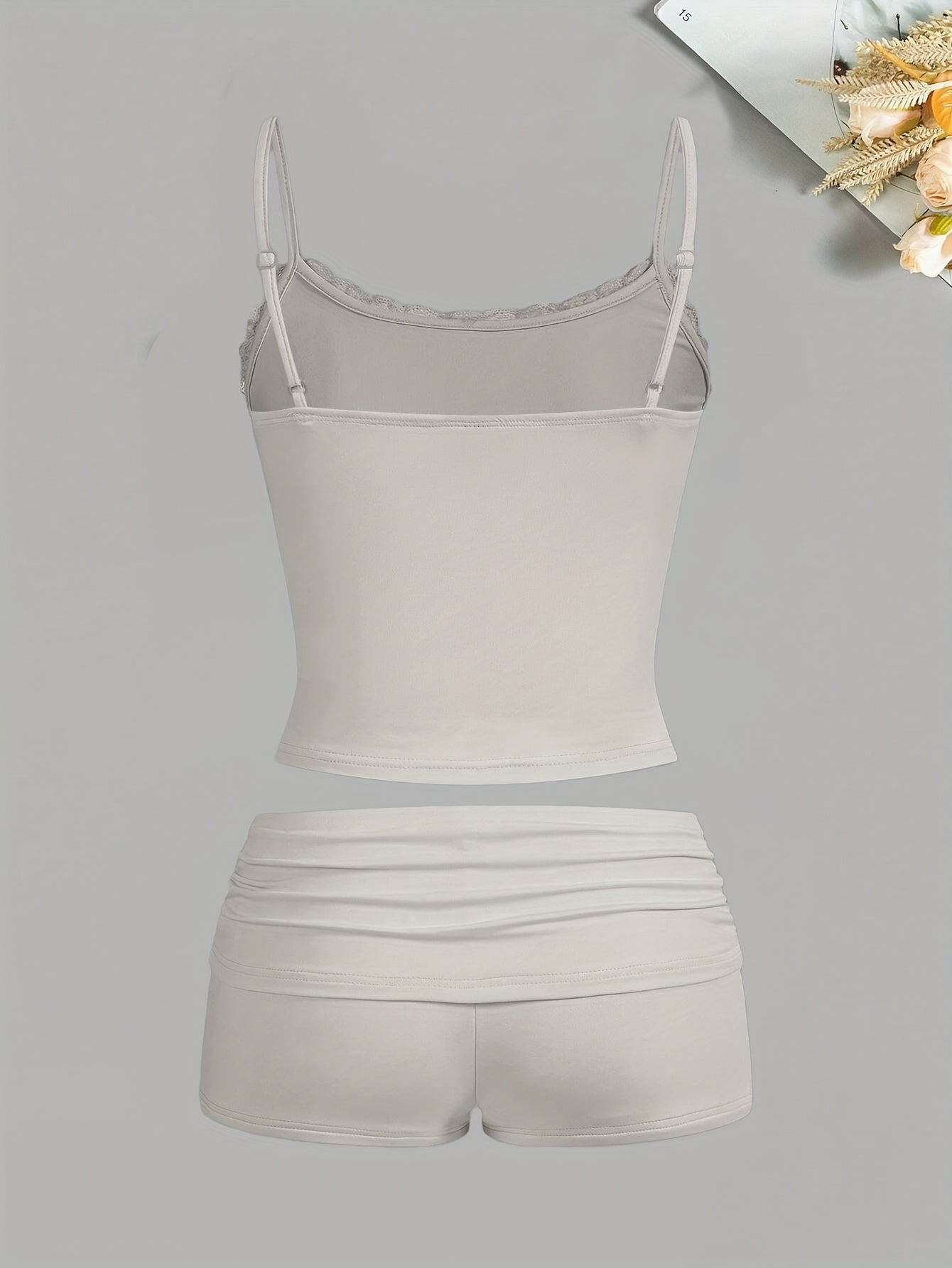 Damen Pyjama-Set mit Spaghettiträgern und Shorts – Feminine Loungewear für entspannte Nächte