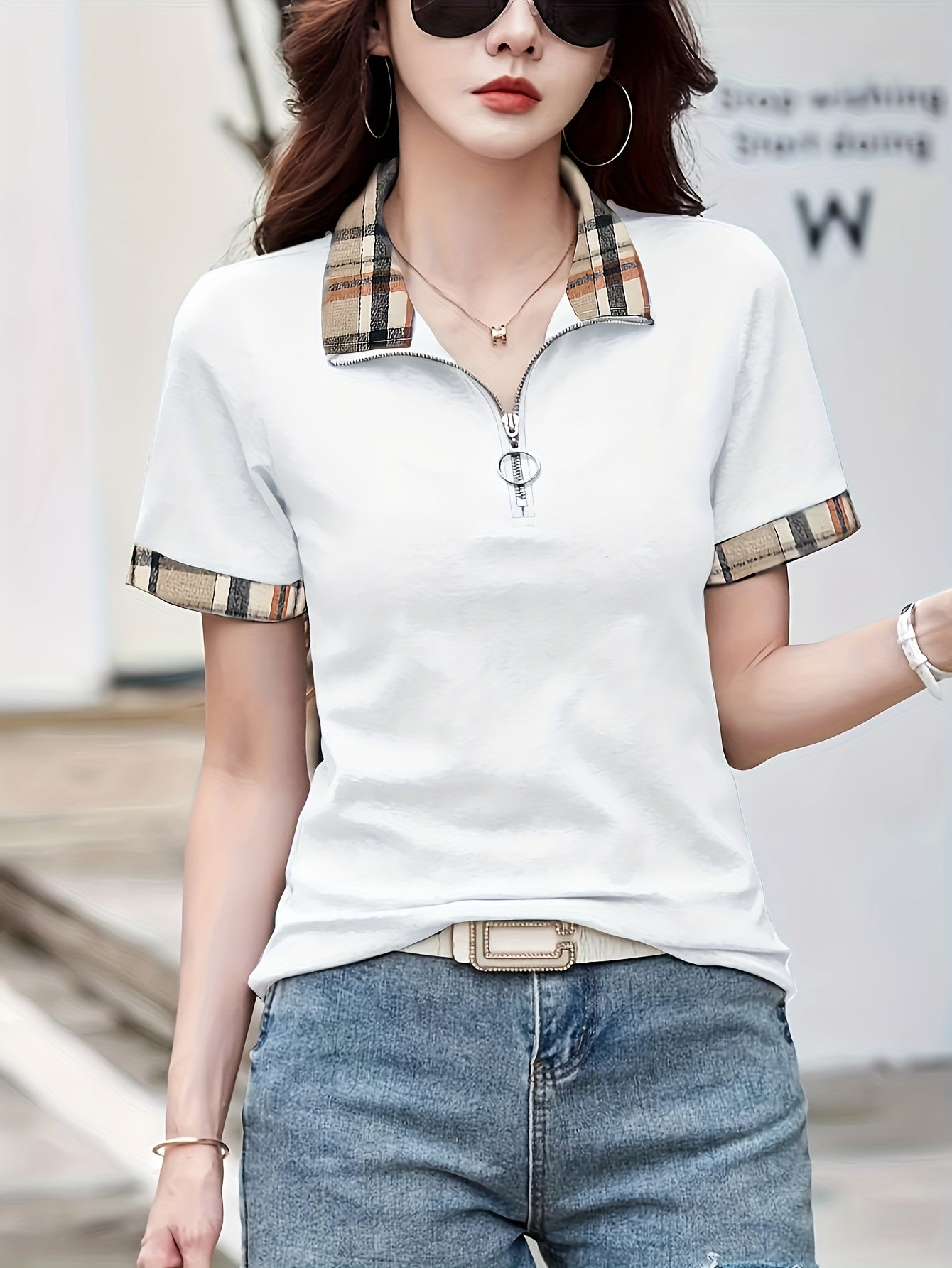Damen Poloshirt mit Reißverschluss-Kragen und Karodetails – Modisches Freizeitshirt für Alltag und Ausgehen