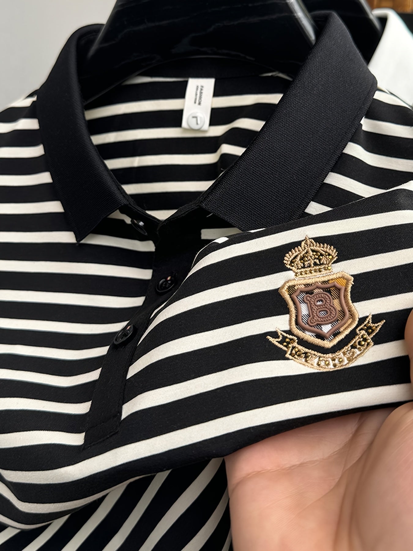 Herren Poloshirt mit Streifenmuster und Brust-Emblem – Klassisch, Kurzarm, Smart-Casual Stil