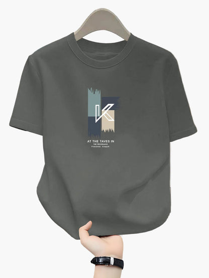 Herren T-Shirt mit modernem K-Print und lässigem Style – Perfekt für Alltag und Freizeit