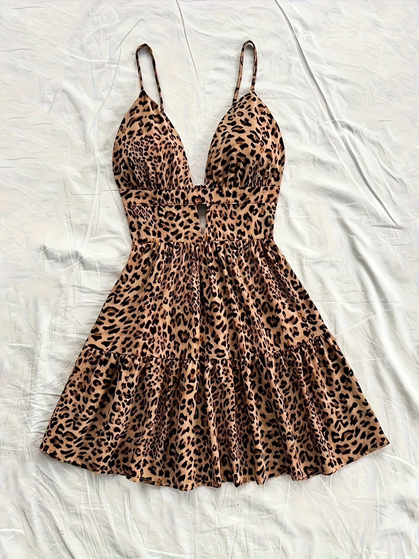 Damen Leopardenmuster Volant Minikleid mit Cut-Out und Spaghettiträgern – Trendiges Freizeitkleid für Urlaub und Sommer