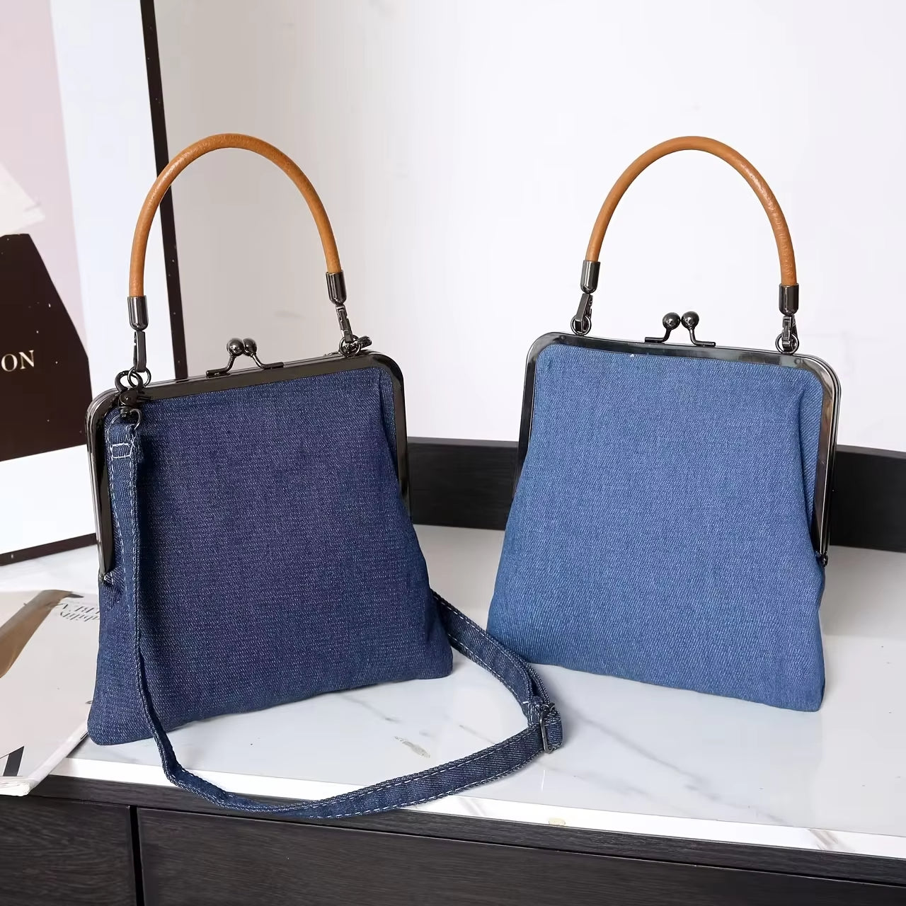 Damen Vintage-Jeanshandtasche mit Holzgriff und Kussverschluss – Modische Umhängetasche für Alltag und Freizeit
