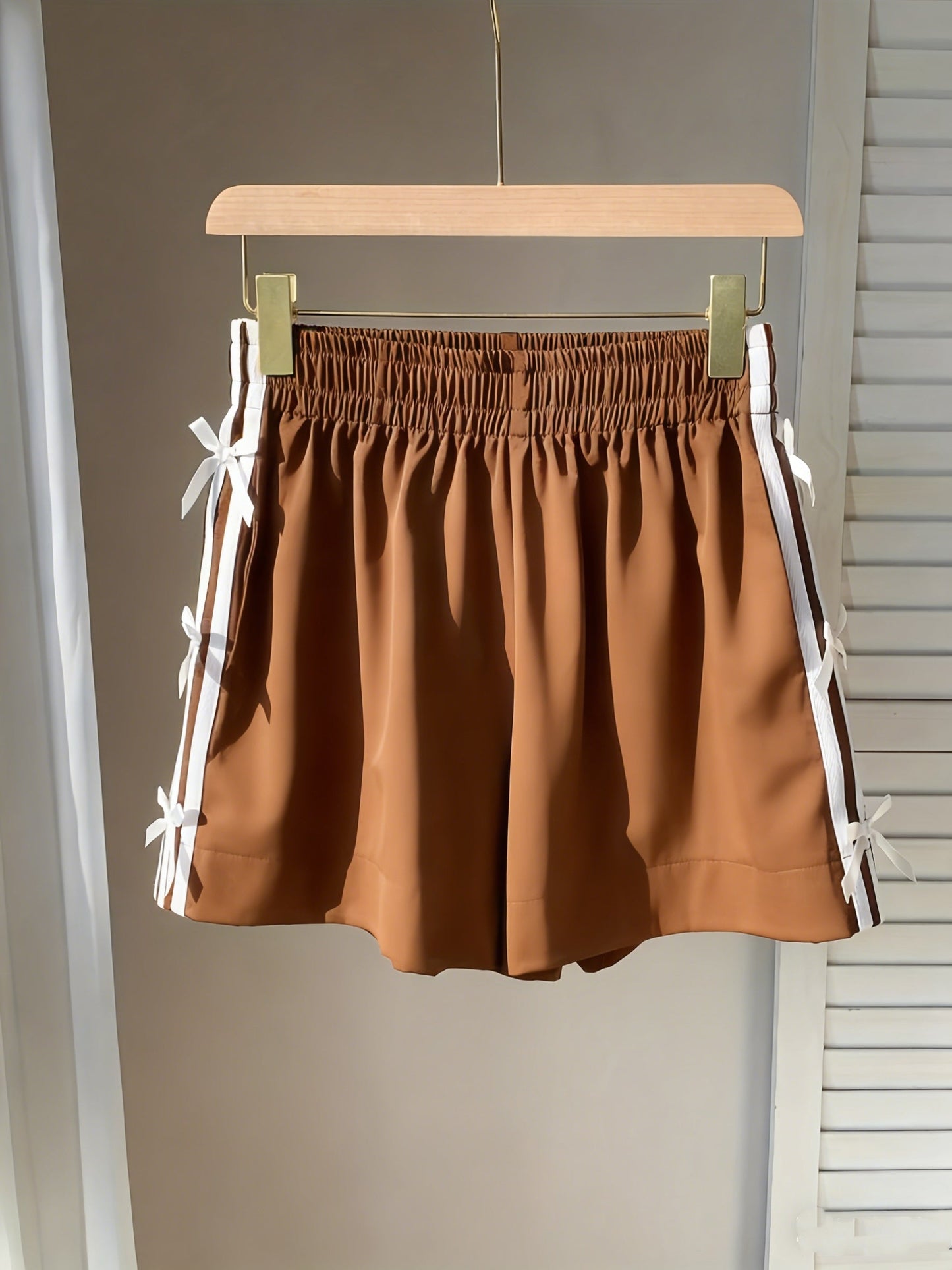 Damen Sommer Shorts mit Schleifendetail und sportlichem Streifen – Freizeit & Urlaub