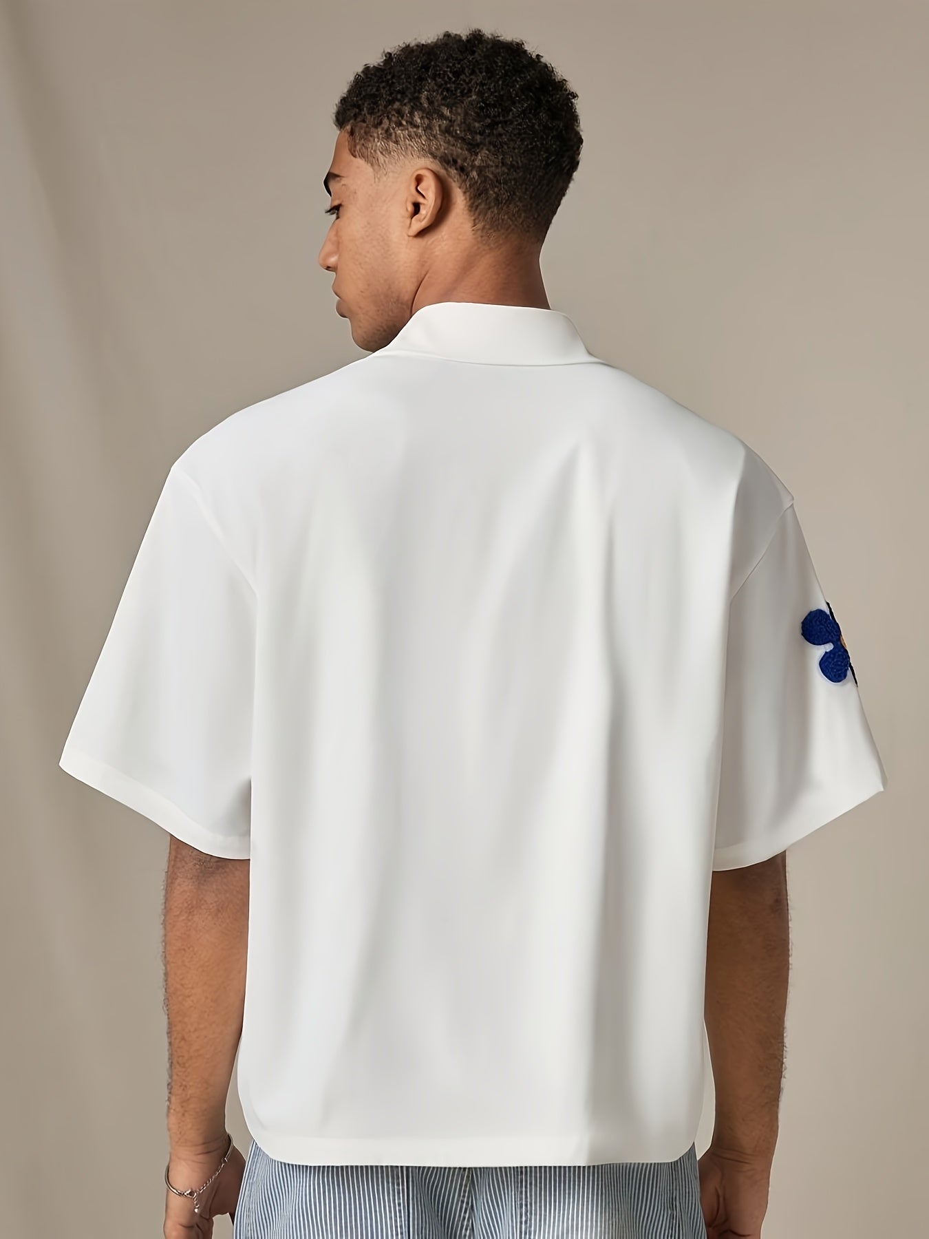 Herren Freizeit-Hemd mit Blumenstickerei und kurzem Ärmel – Modernes, verspieltes Design für Alltag und Ausgehen
