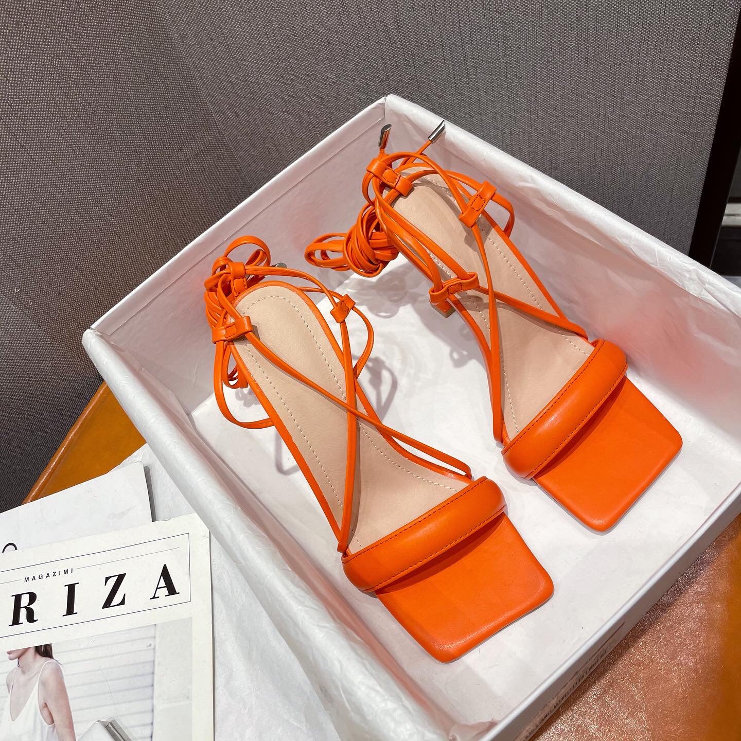 Margaret – Stiletto-Absatz mit Cutout und Knöchelriemen