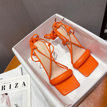 Margaret – Stiletto-Absatz mit Cutout und Knöchelriemen