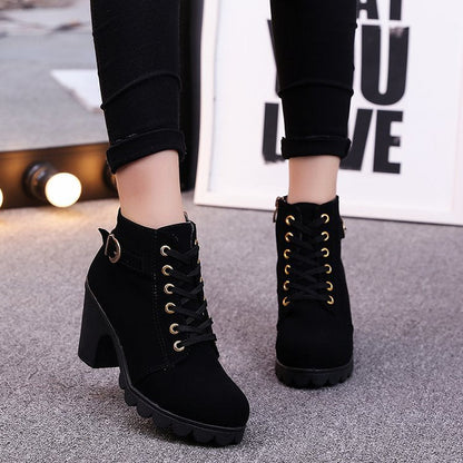 Nicole – Kreuzriemen Stiefeletten mit Martin-Stiefeln