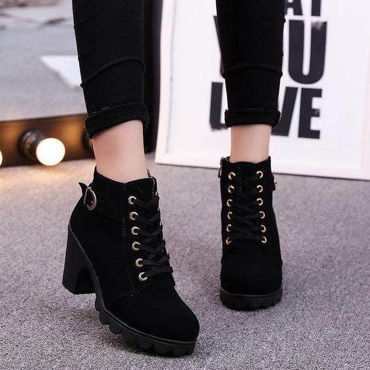 Nicole – Kreuzriemen Stiefeletten mit Martin-Stiefeln