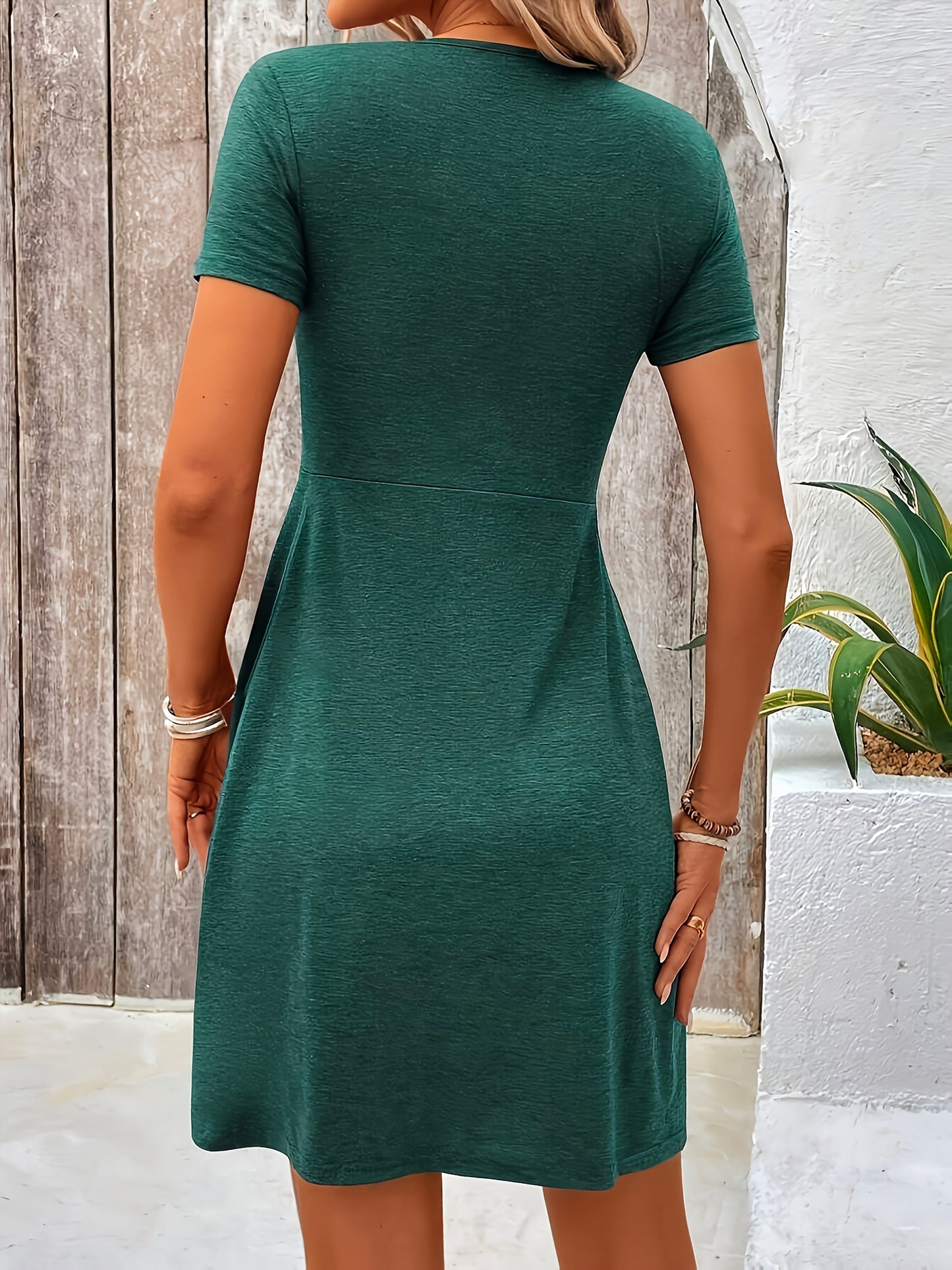 Damen Sommerkleid mit V-Ausschnitt und Twist-Detail – Eleganter Freizeitstil für Urlaub und Alltag