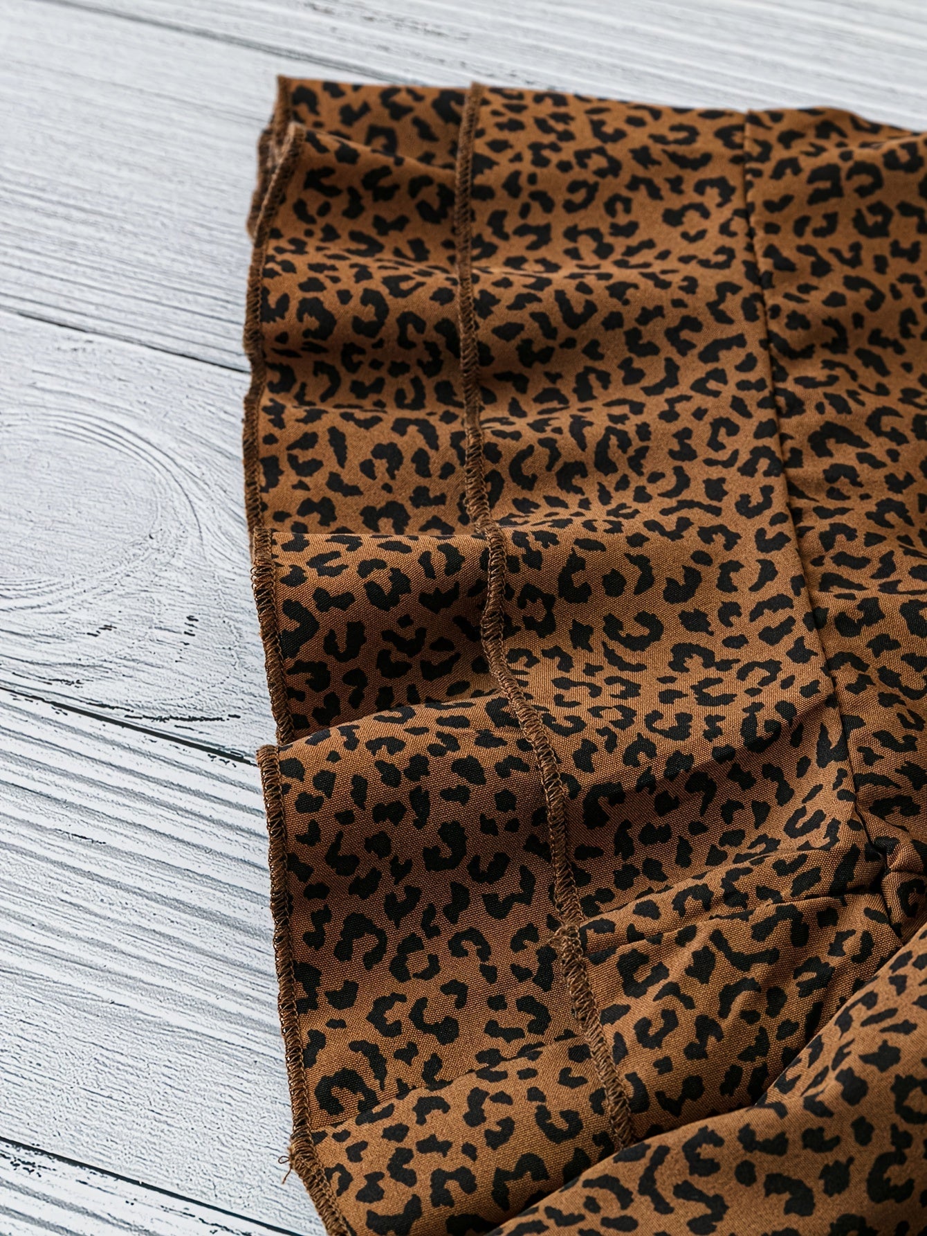 Damen Sommer Freizeitset mit Leoparden-Print Bluse, Jeansshorts und Accessoires – Perfekt für Urlaub & Alltag