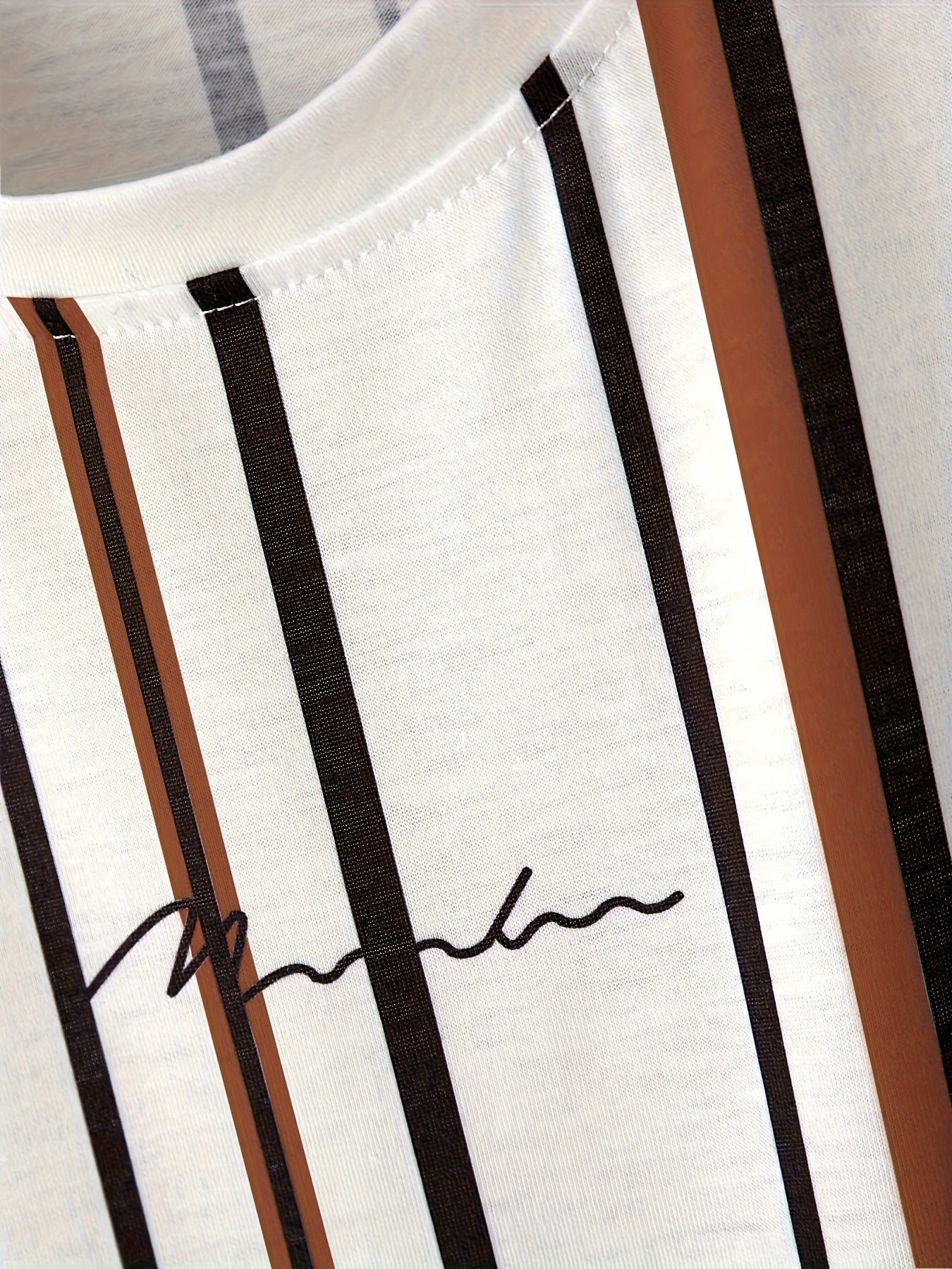 Herren T-Shirt mit vertikalem Streifenmuster und modernem Grafik-Print – Freizeit & Streetstyle