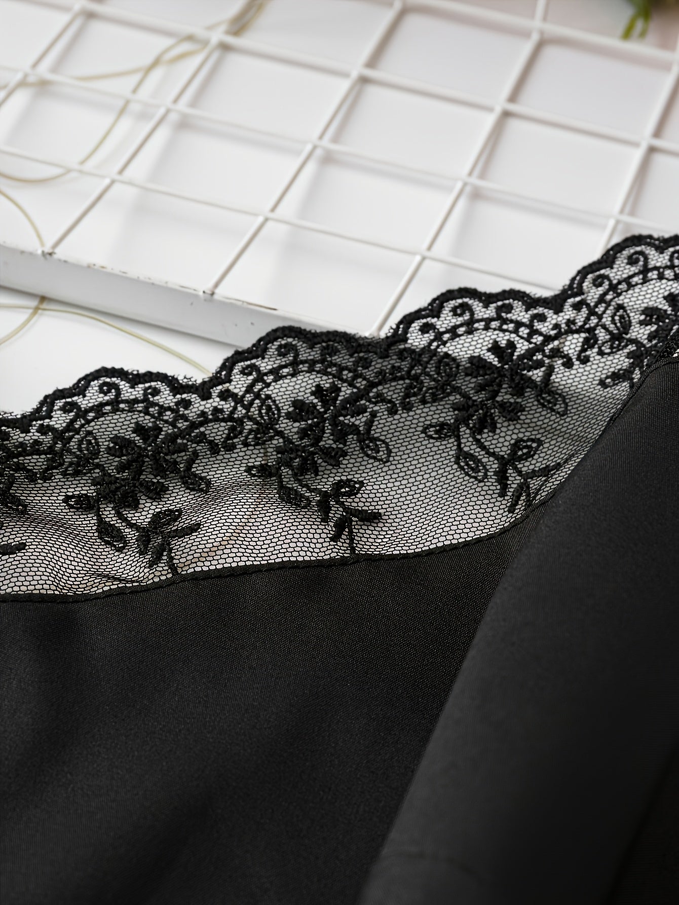Damen Spitzen-Top mit Knopfleiste und Spaghettiträgern – Elegantes Camisole für Alltag und besondere Anlässe