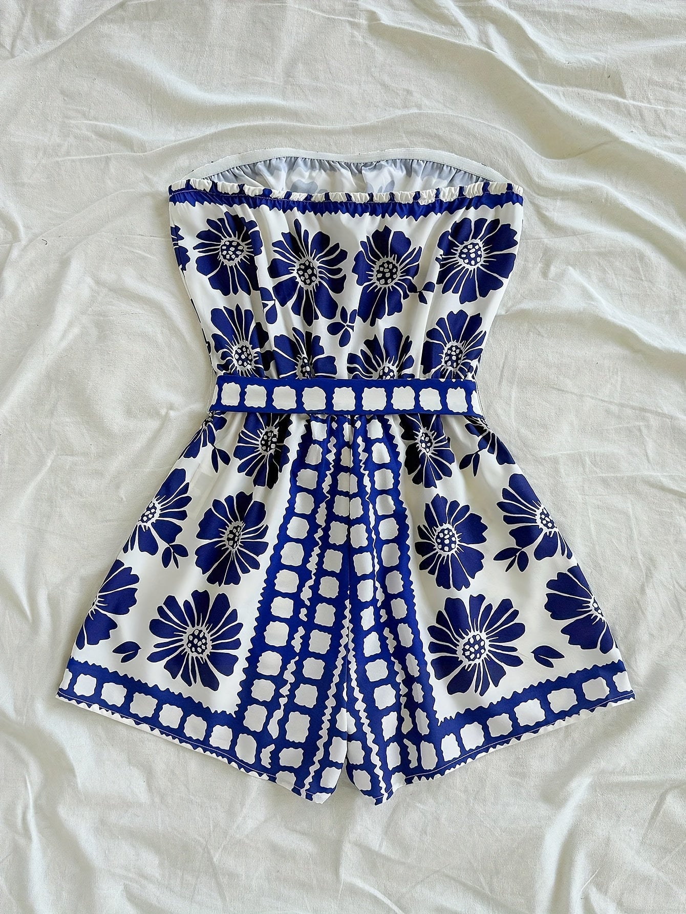Damen Bandeau Jumpsuit mit Blumenmuster und Taillengürtel – Eleganter Einteiler für Sommer und Urlaub