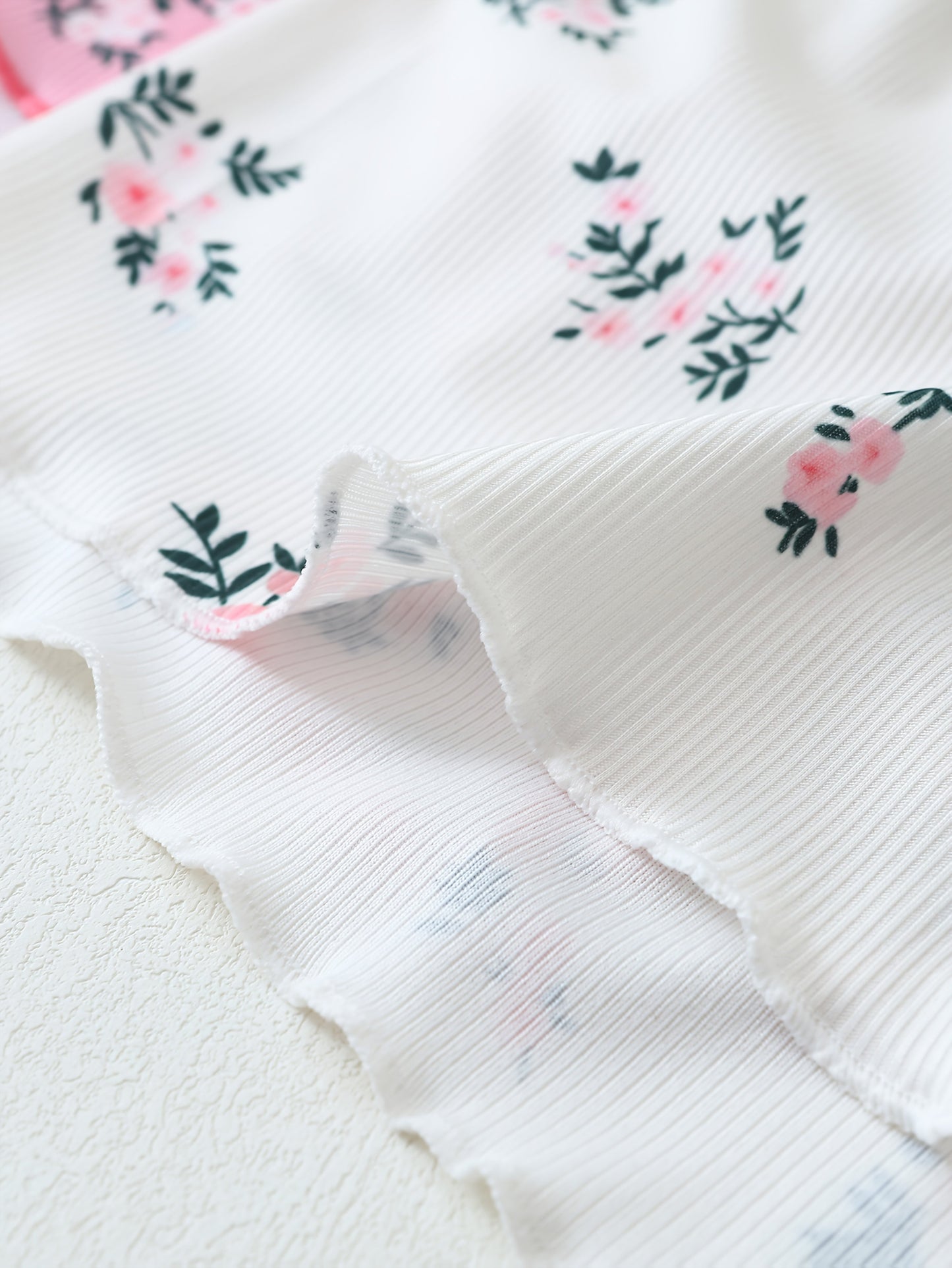 Damen Pyjama Set mit Blumenmuster – 3-teiliges Sommer Schlafanzug Set mit Träger-Top und Shorts, Ideal für Zuhause und als Nachtwäsche