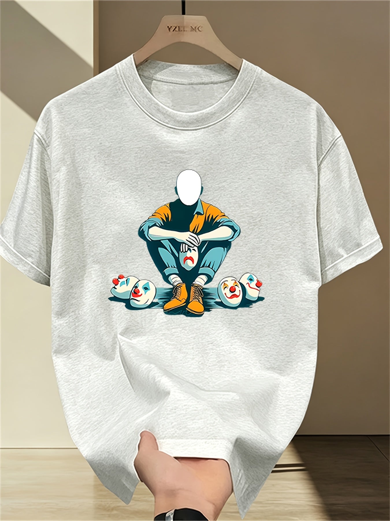 Herren T-Shirt mit künstlerischem Print – Abstrakte Figur und Clownsmasken, Modernes Streetwear Design