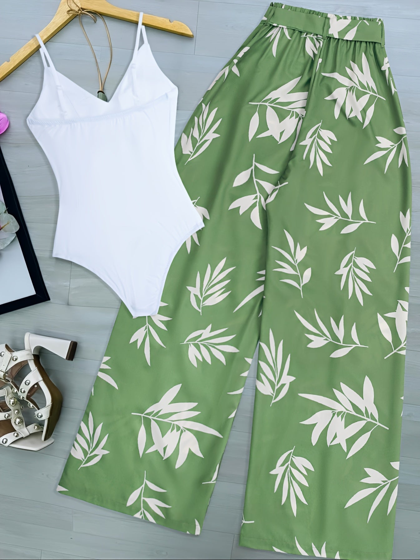 Damen Weite Palazzo-Hose mit tropischem Print und Bindegürtel – Eleganter Sommerstil