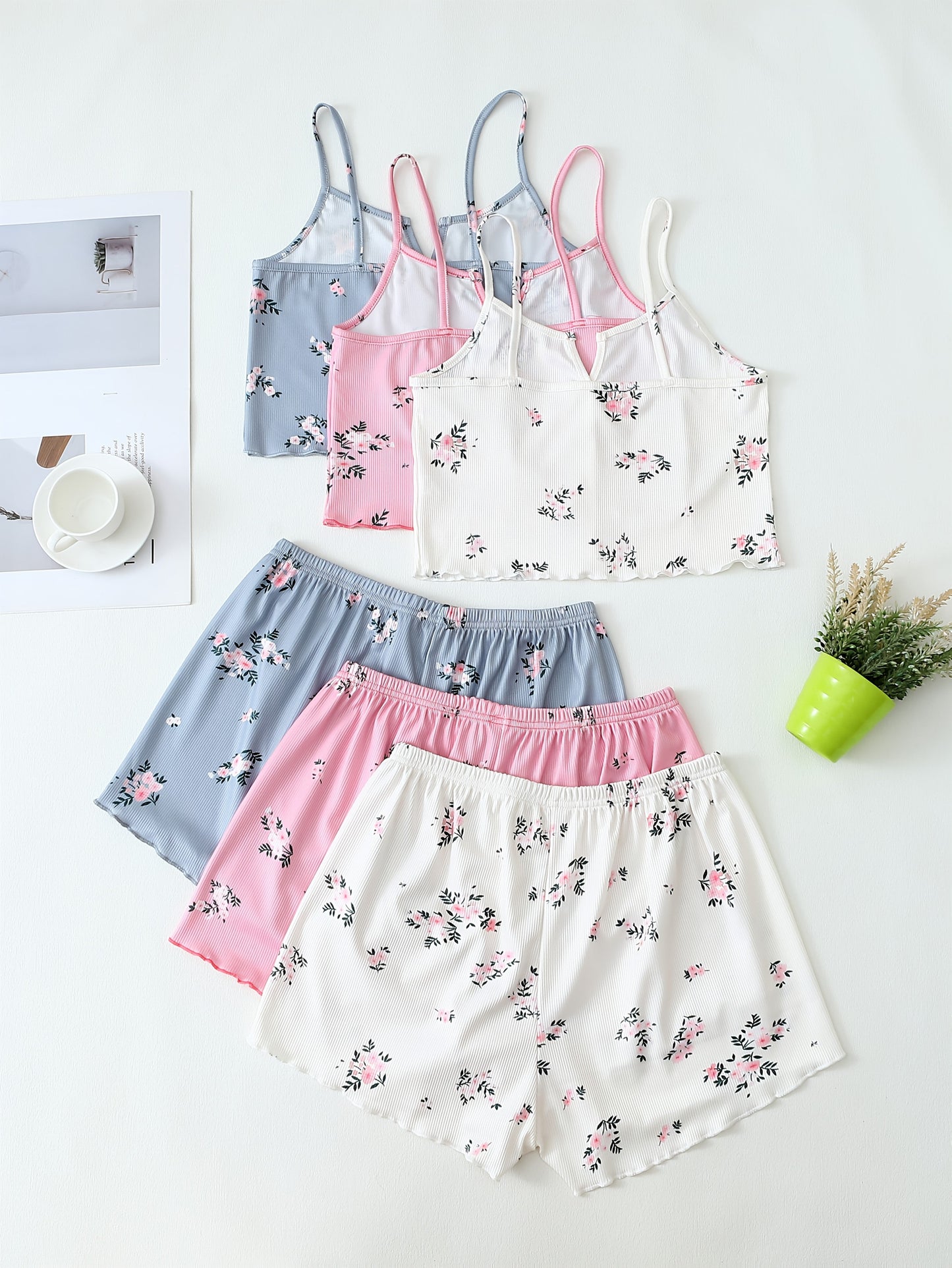 Damen Pyjama Set mit Blumenmuster – 3-teiliges Sommer Schlafanzug Set mit Träger-Top und Shorts, Ideal für Zuhause und als Nachtwäsche