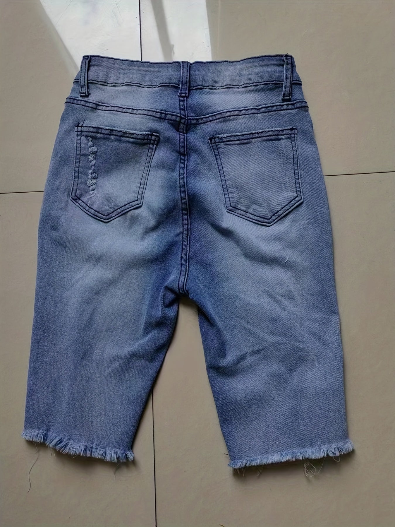 Damen Bermuda Jeans Shorts im Destroyed Look – Modische Sommer-Basics mit Fransen und Rissen