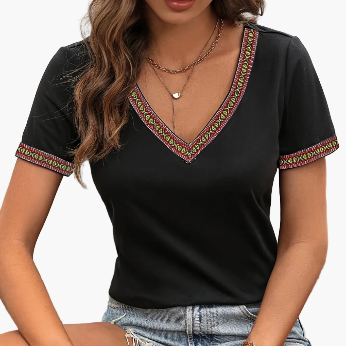Damen T-Shirt mit Ethno-Bordüre und V-Ausschnitt – Sommer Freizeit Top, Boho-Stil