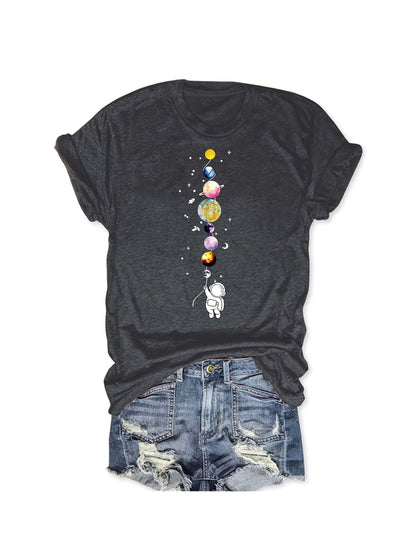 Damen T-Shirt mit Astronaut und Planeten – Casual Space Style für Alltag und Freizeit