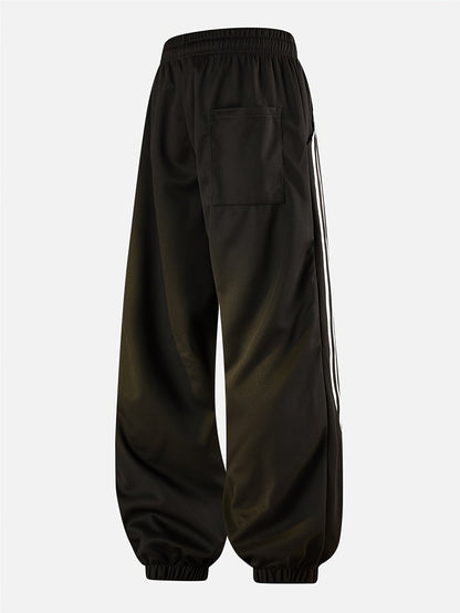 Herren Streetwear Jogginghose mit weitem Bein und Kontraststreifen – Urban Freizeitlook
