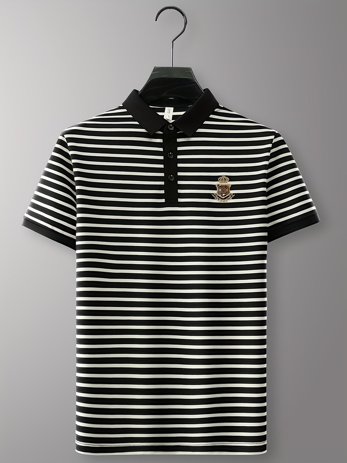 Herren Poloshirt mit Streifenmuster und Brust-Emblem – Klassisch, Kurzarm, Smart-Casual Stil