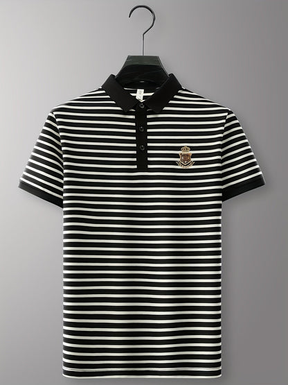 Herren Poloshirt mit Streifenmuster und Brust-Emblem – Klassisch, Kurzarm, Smart-Casual Stil