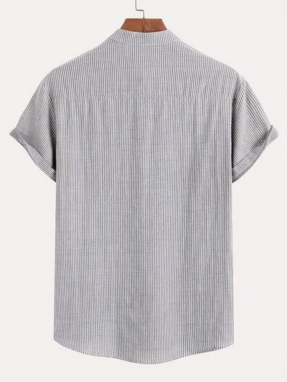 Herren Kurzarm-Henley mit Stehkragen und feinem Streifenmuster – Moderner Freizeitstil
