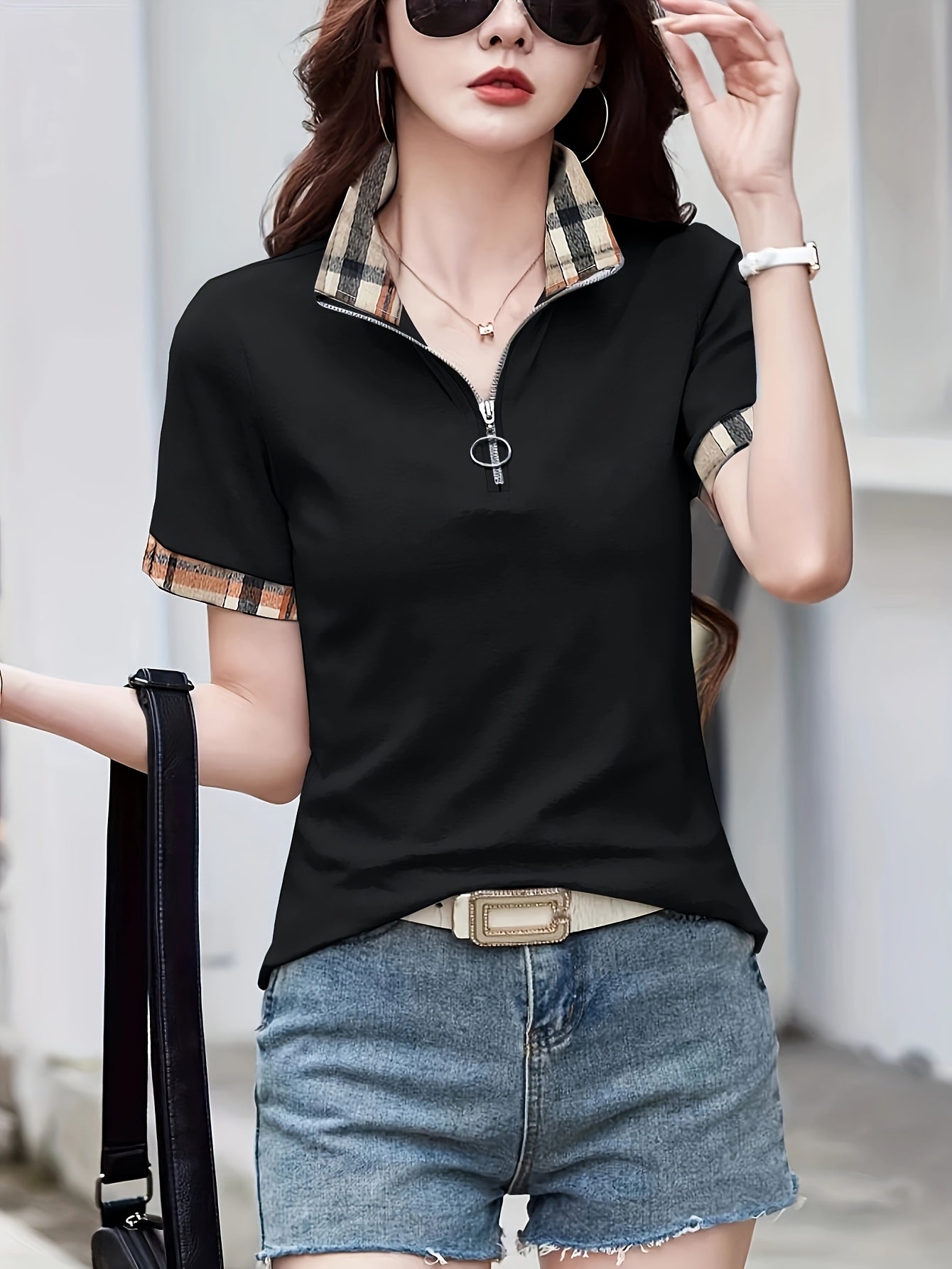 Damen Poloshirt mit Reißverschluss-Kragen und Karodetails – Modisches Freizeitshirt für Alltag und Ausgehen