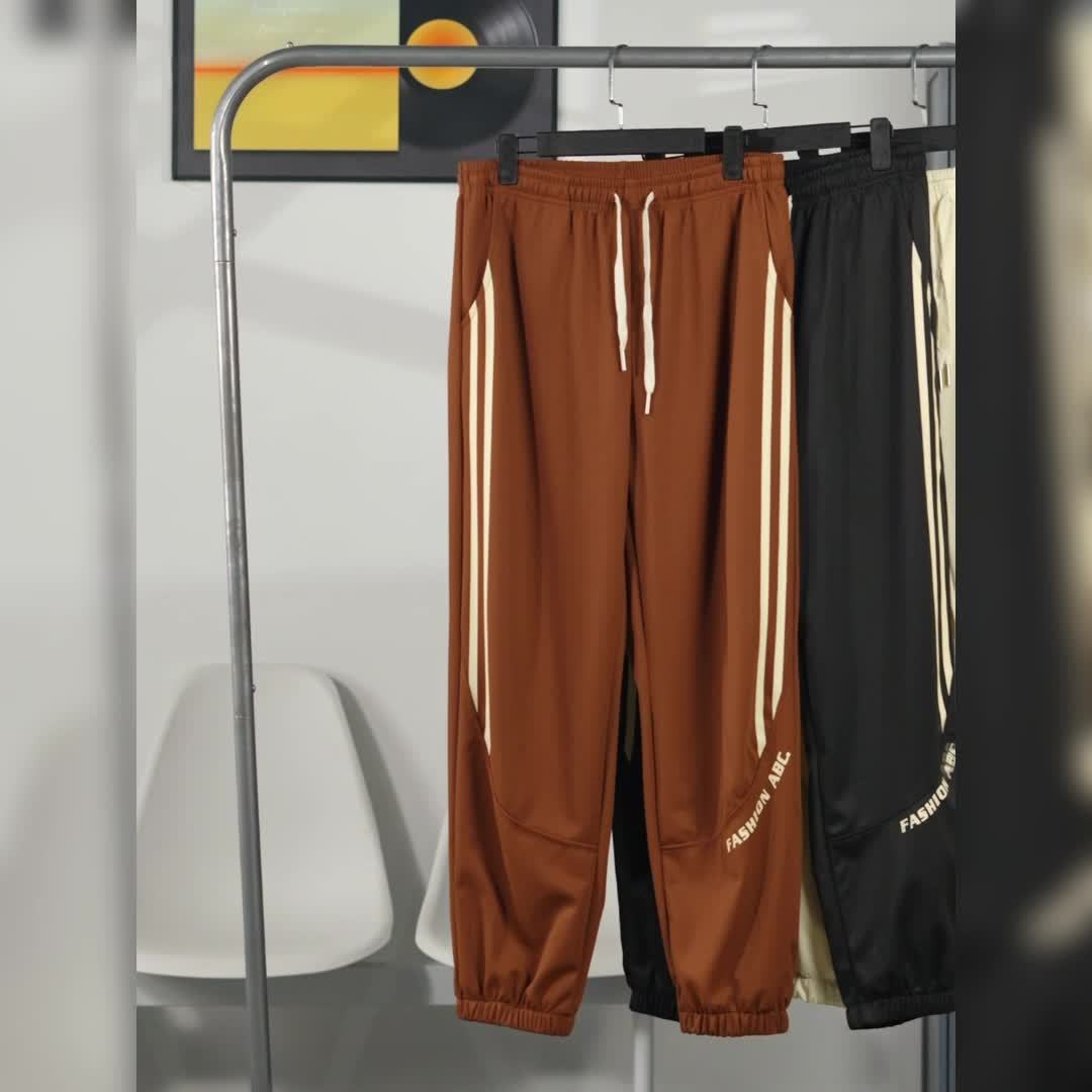 Herren Streetwear Jogginghose mit weitem Bein und Kontraststreifen – Urban Freizeitlook