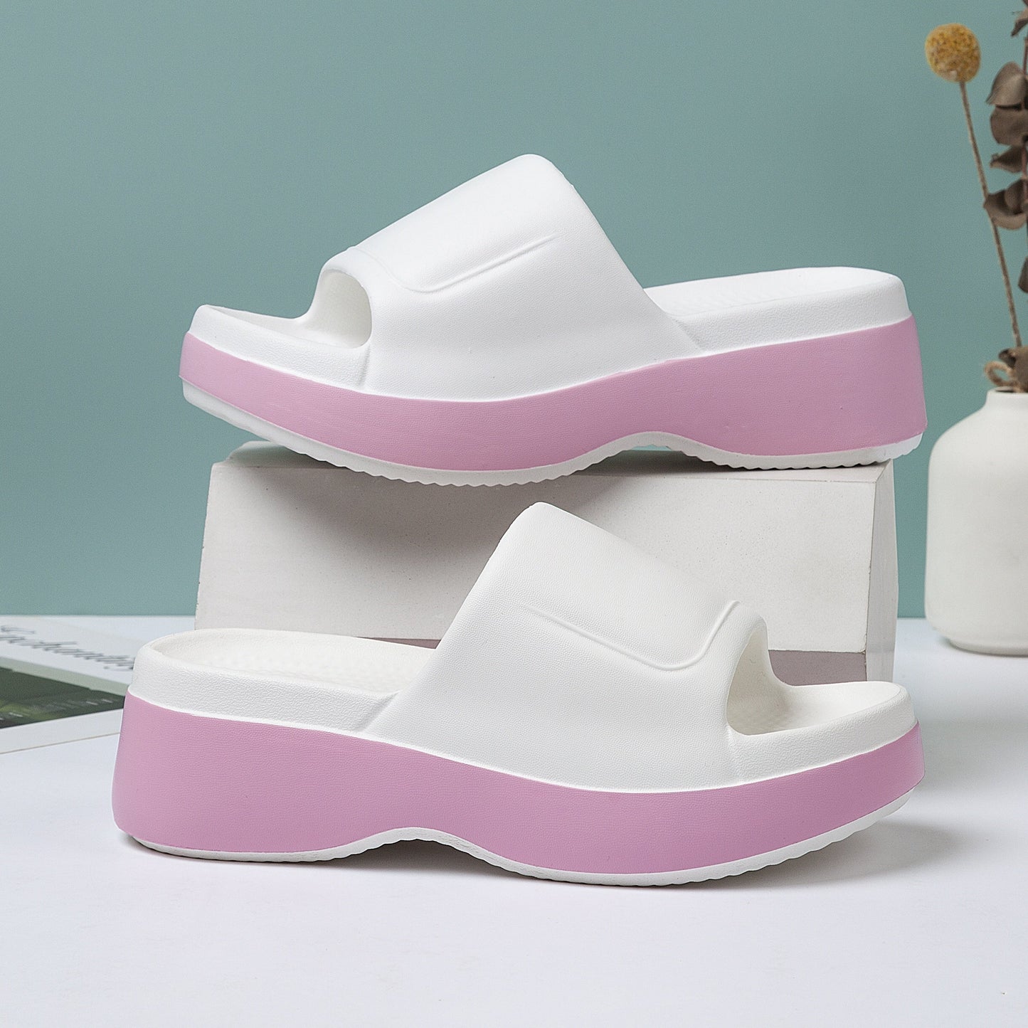 Damen Plateau-Slipper – Bequeme Sommer Hausschuhe mit offener Zehenpartie und rutschfester Sohle