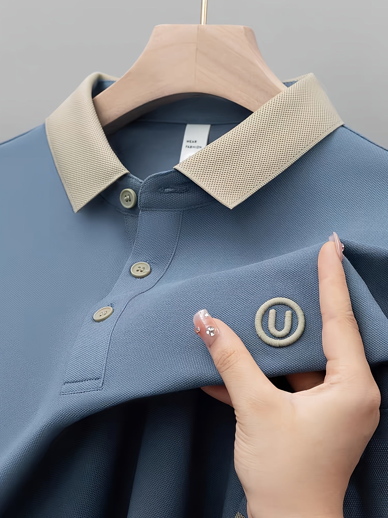 Herren Polohemd im Casual-Stil mit Kontrastkragen und dezentem Logo – Perfekt für Alltag und Freizeit