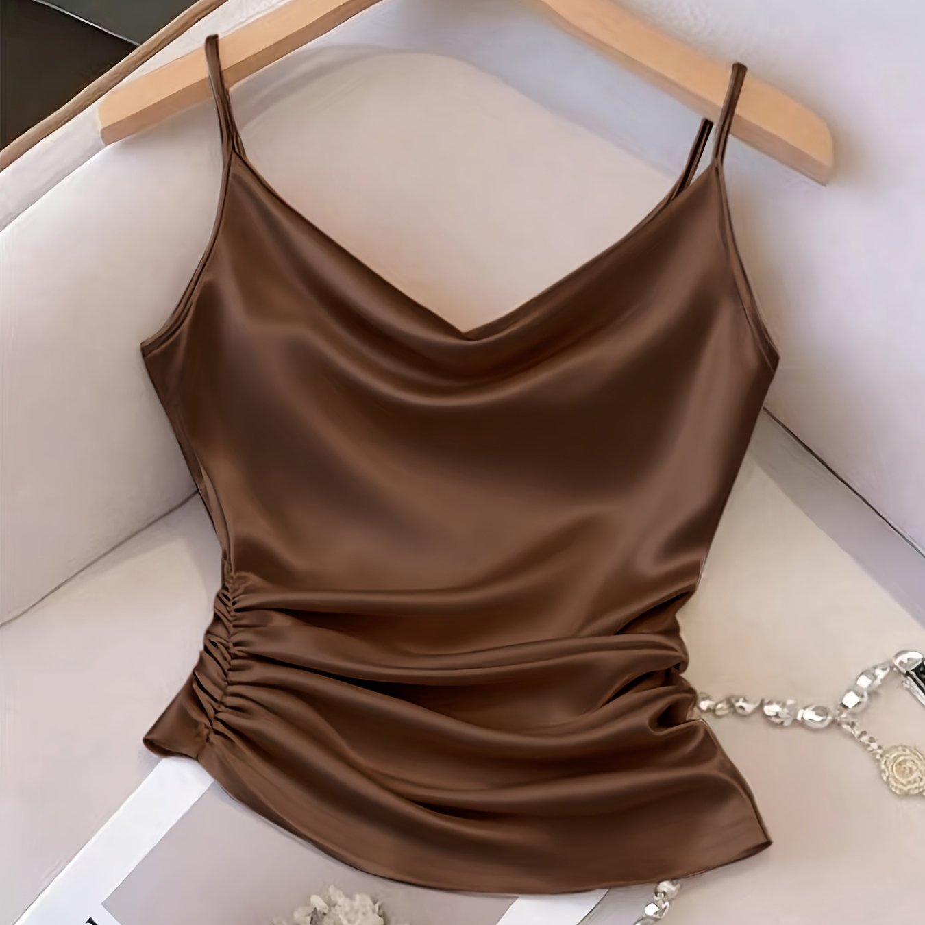 Damen Satin-Top mit Wasserfallausschnitt und Raffungen – Elegantes Camisole für besondere Anlässe