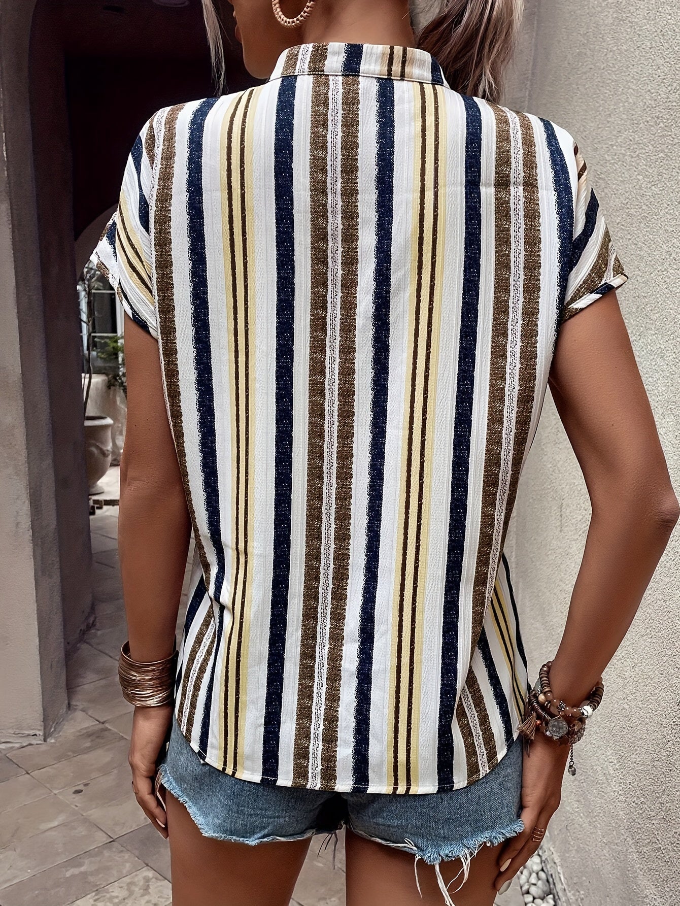 Damen Sommerbluse mit Streifenmuster und V-Ausschnitt – Eleganter Freizeit-Look