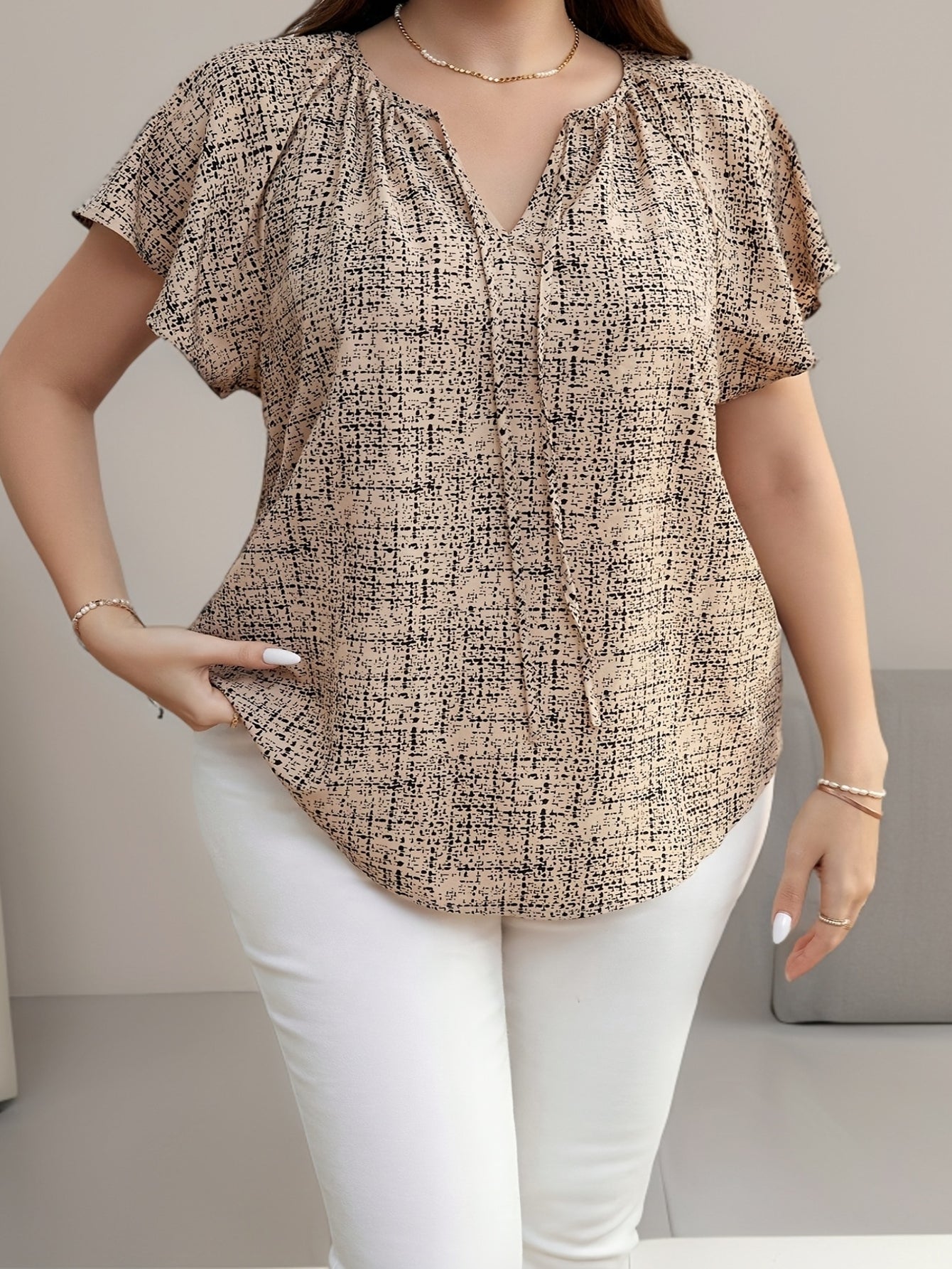 Damen Bluse im modernen Casual-Stil mit V-Ausschnitt und grafischem Muster – Perfekt für Alltag und Büro