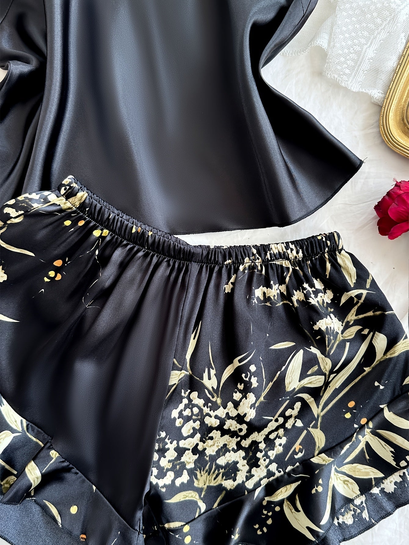 Damen Satin Pyjama Set mit Spaghettiträgern und Blumenmuster – Elegantes Schlafanzug-Set für den Sommer