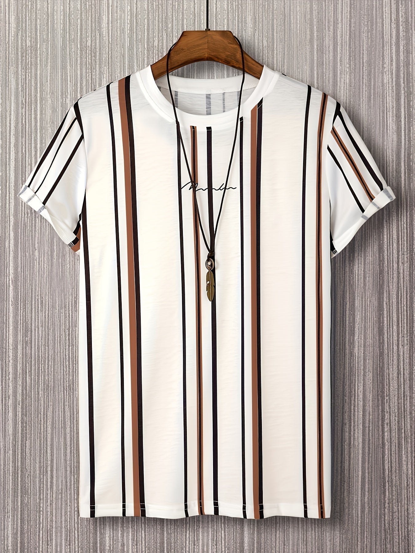 Herren T-Shirt mit vertikalem Streifenmuster und modernem Grafik-Print – Freizeit & Streetstyle