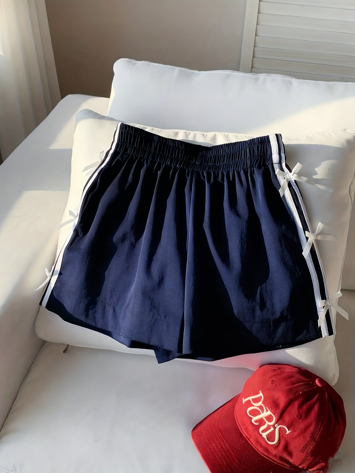 Damen Sommer Shorts mit Schleifendetail und sportlichem Streifen – Freizeit & Urlaub