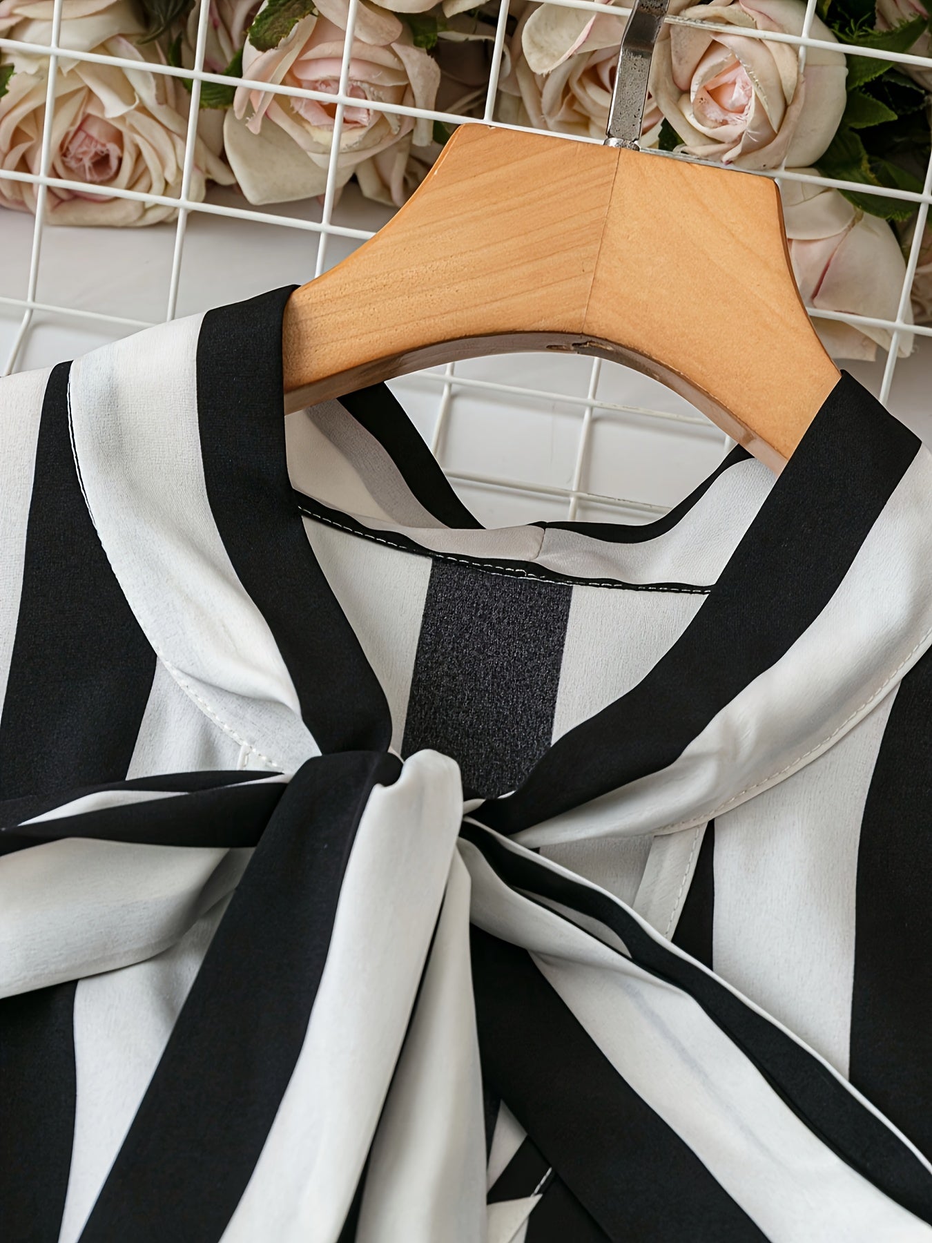 Damen Bluse Elegant mit Schleifenkragen und Streifenmuster – Büro & Alltag